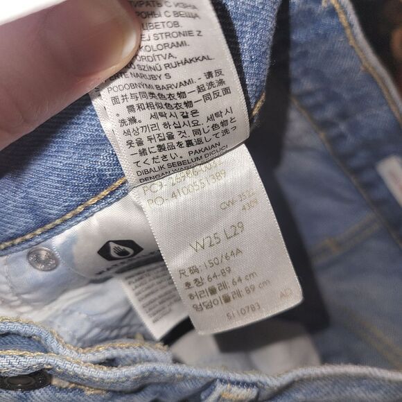Levi's Distressed High Waisted Mom Jean 25 - Picture 5 of 10